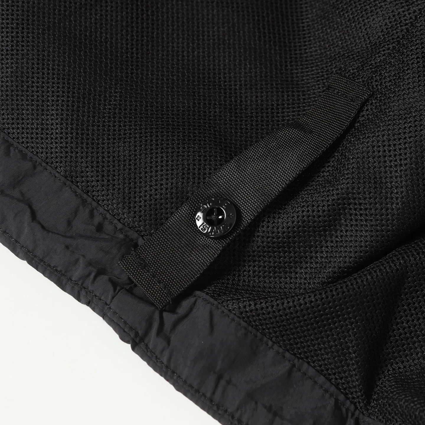 P360 STONE ISLAND black metal nylon jacket Lapel zipper design Breathable mesh inside Made of customized metal nylon fabric Cost is quite high Y-shaped cross-section Fastness level 3 or above Windproof, anti-splash, anti-static Garment dyeing technology gives a unique light metallic luster Simple and elegant design Compass mark on the left chest Left sleeve logo Uniform for men and women Suitable for daily commuting Size: S M L XL